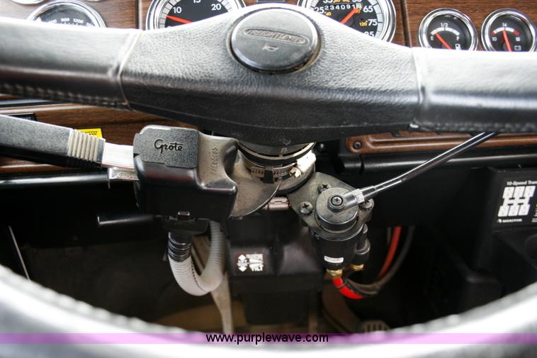 image for item A4942 2005 Freightliner FLD120SD semi truck