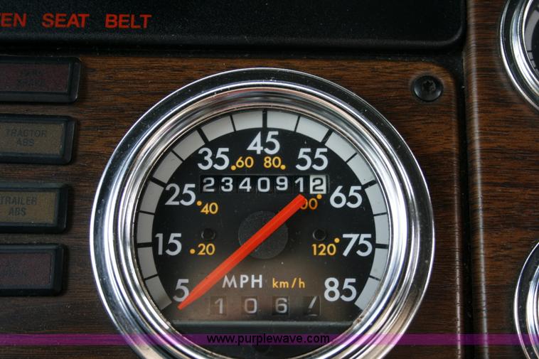 image for item A4942 2005 Freightliner FLD120SD semi truck