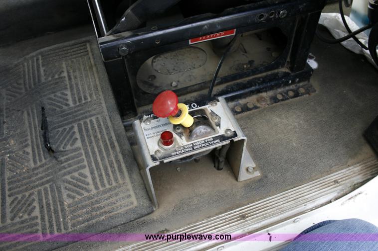 image for item A4942 2005 Freightliner FLD120SD semi truck