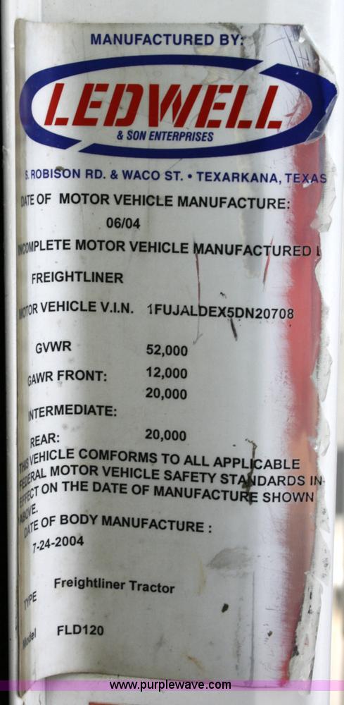 image for item A4942 2005 Freightliner FLD120SD semi truck