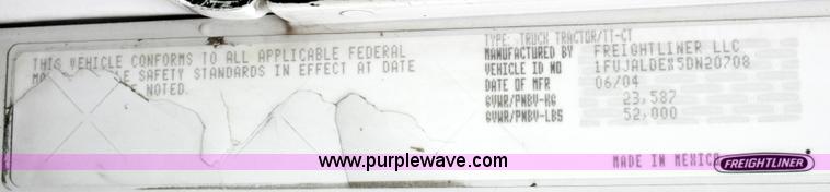 image for item A4942 2005 Freightliner FLD120SD semi truck