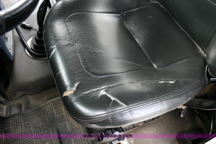 image for item A4942 2005 Freightliner FLD120SD semi truck