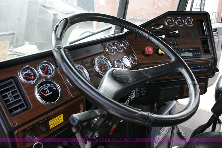 image for item A4942 2005 Freightliner FLD120SD semi truck