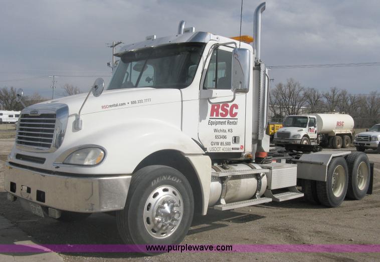 image for item A6121 2007 Freightliner Columbia-TA semi truck