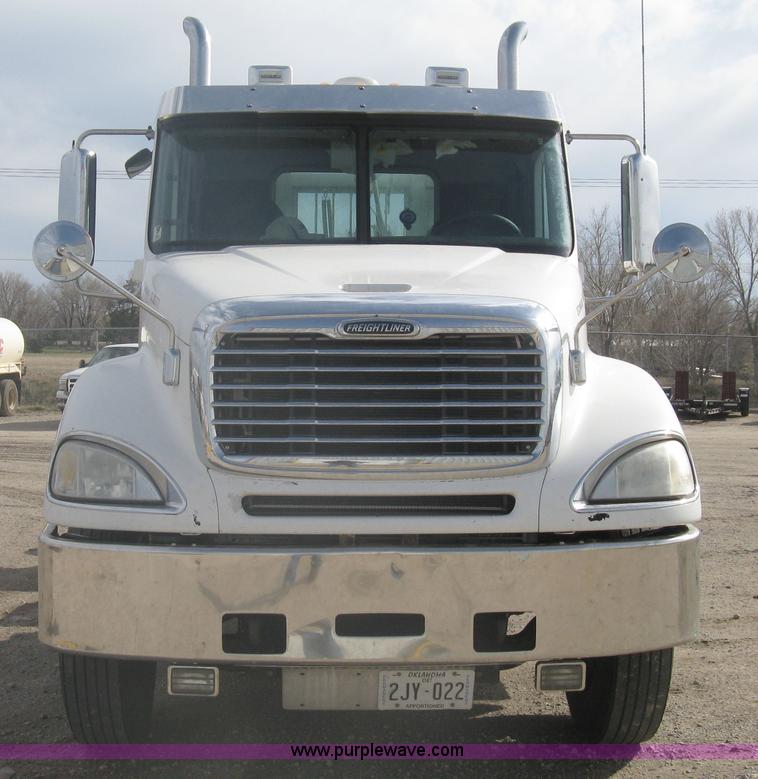 image for item A6121 2007 Freightliner Columbia-TA semi truck