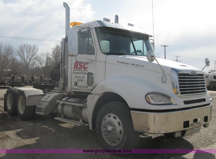 image for item A6121 2007 Freightliner Columbia-TA semi truck