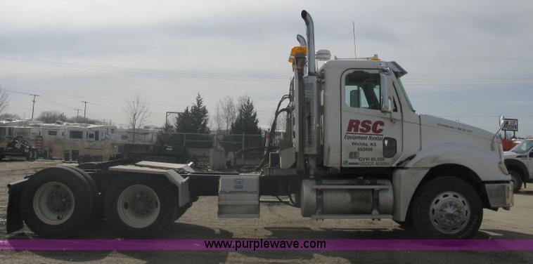 image for item A6121 2007 Freightliner Columbia-TA semi truck