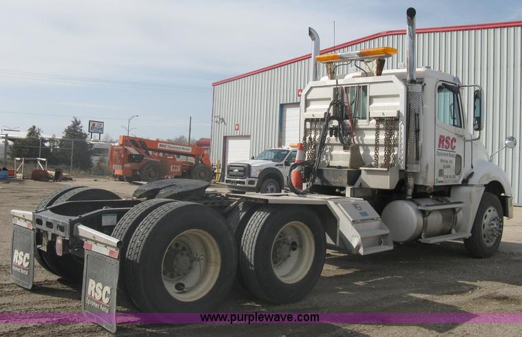 image for item A6121 2007 Freightliner Columbia-TA semi truck