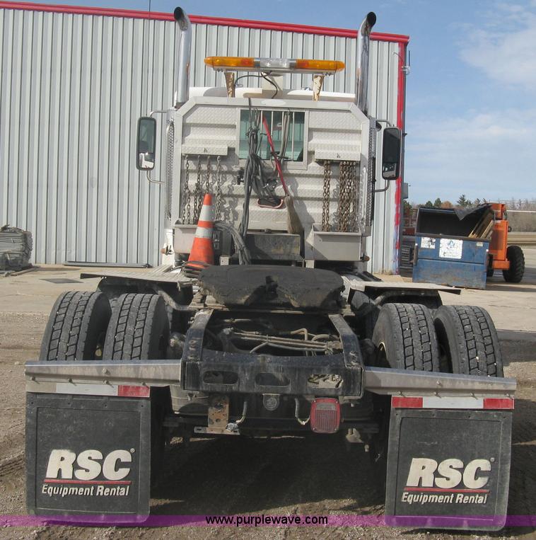 image for item A6121 2007 Freightliner Columbia-TA semi truck