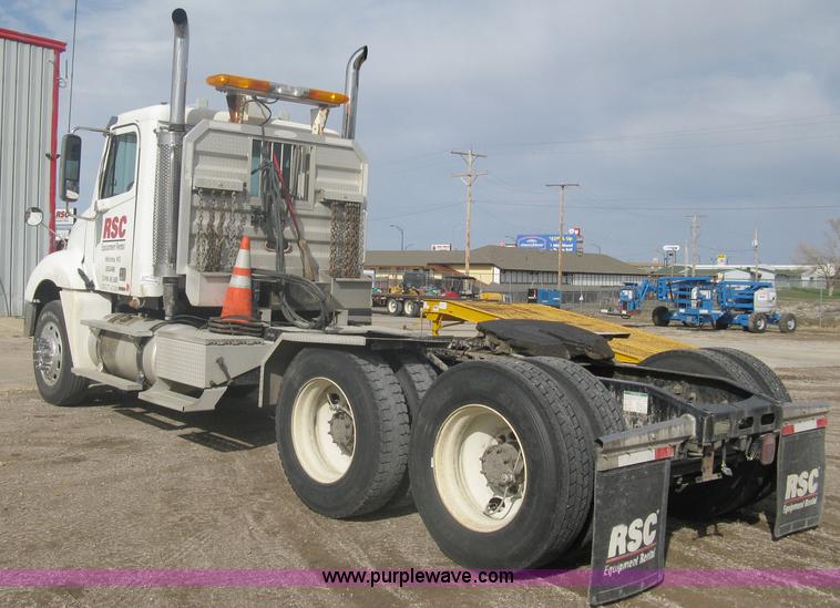 image for item A6121 2007 Freightliner Columbia-TA semi truck