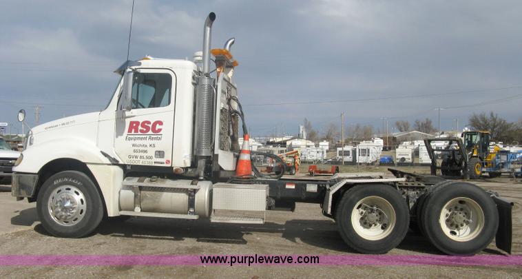 image for item A6121 2007 Freightliner Columbia-TA semi truck