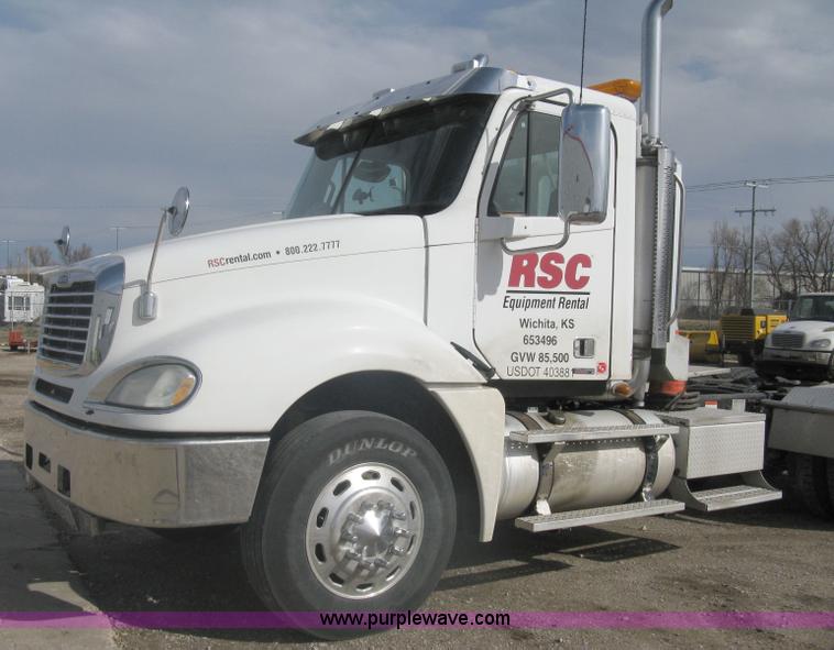 image for item A6121 2007 Freightliner Columbia-TA semi truck