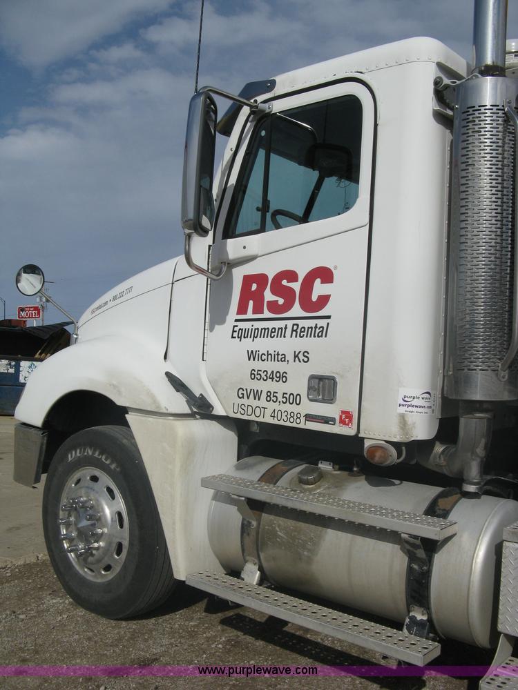 image for item A6121 2007 Freightliner Columbia-TA semi truck