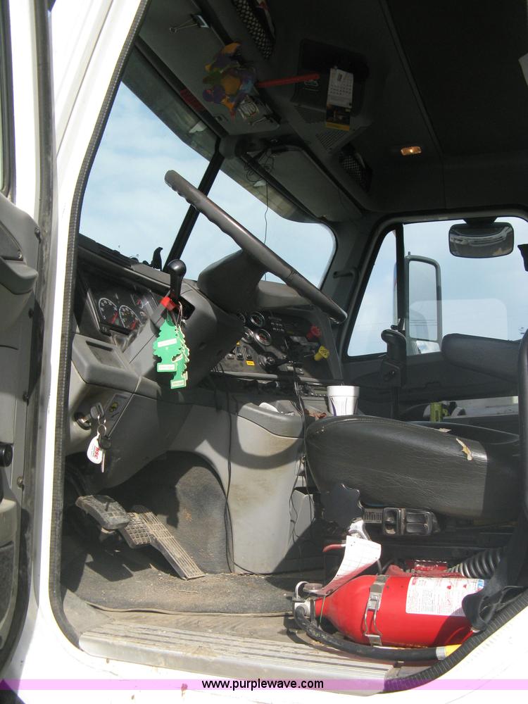 image for item A6121 2007 Freightliner Columbia-TA semi truck