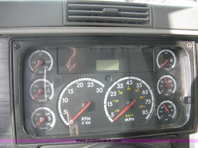 image for item A6121 2007 Freightliner Columbia-TA semi truck