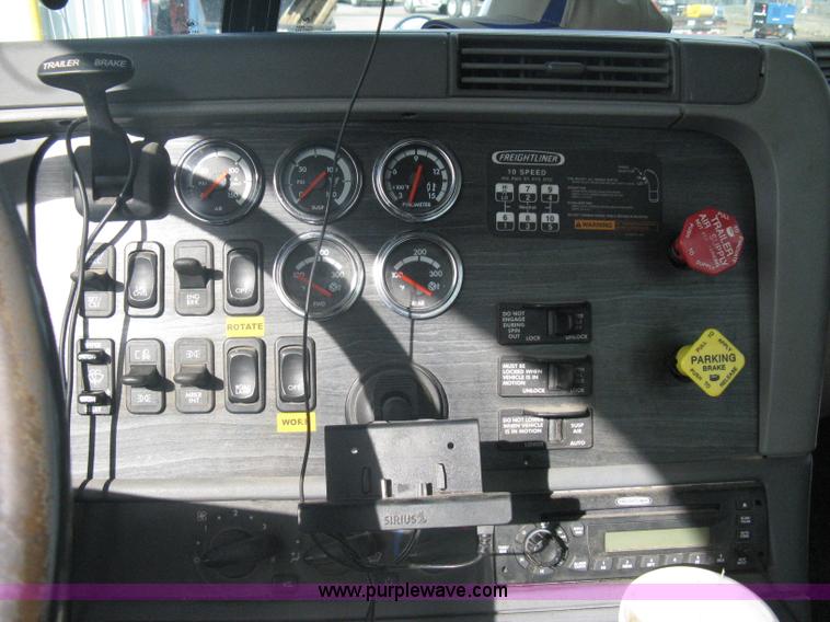 image for item A6121 2007 Freightliner Columbia-TA semi truck