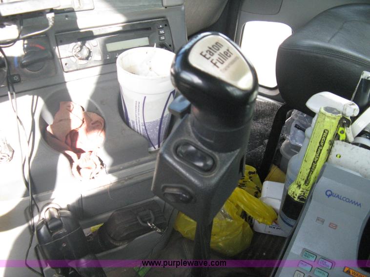 image for item A6121 2007 Freightliner Columbia-TA semi truck