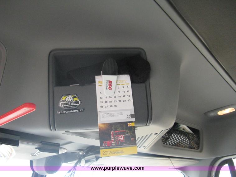 image for item A6121 2007 Freightliner Columbia-TA semi truck