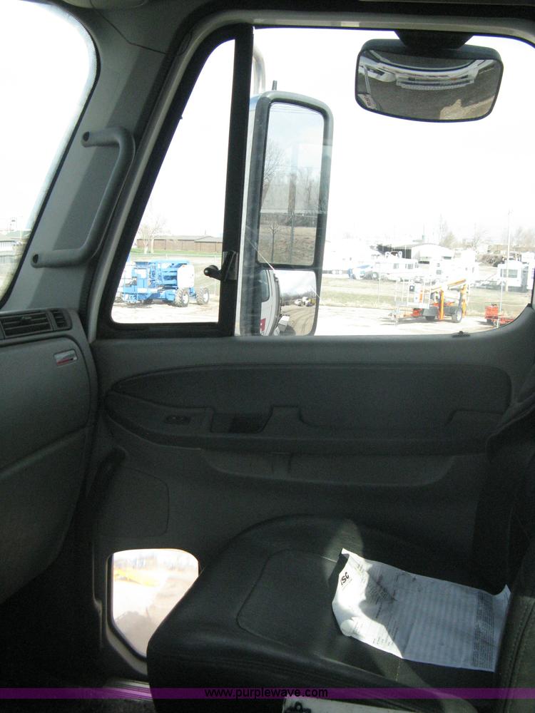 image for item A6121 2007 Freightliner Columbia-TA semi truck