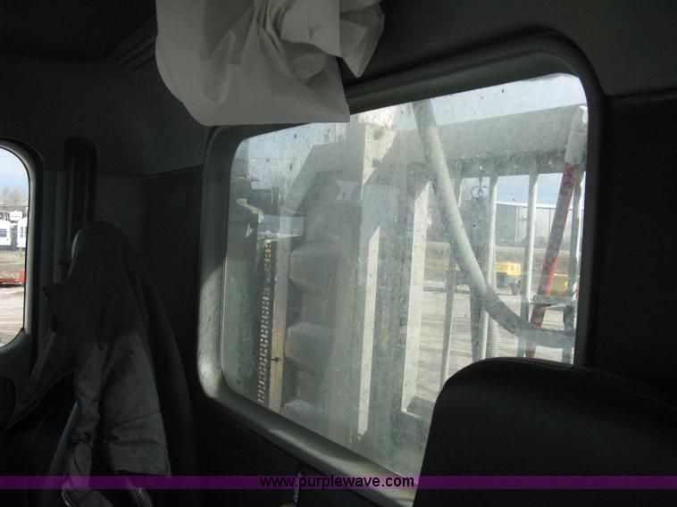 image for item A6121 2007 Freightliner Columbia-TA semi truck