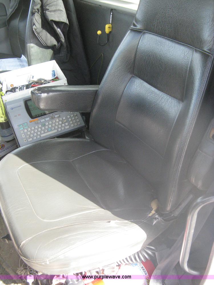 image for item A6121 2007 Freightliner Columbia-TA semi truck