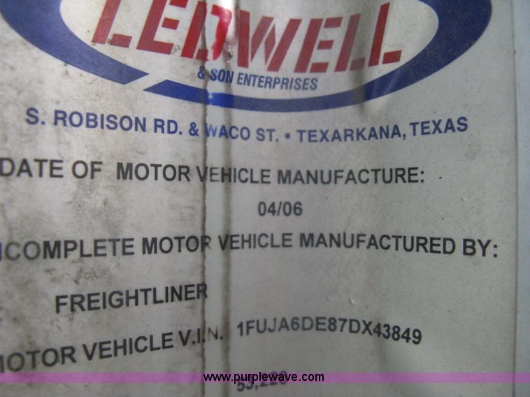 image for item A6121 2007 Freightliner Columbia-TA semi truck