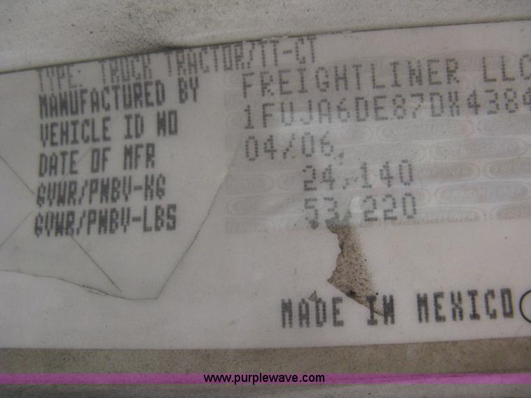 image for item A6121 2007 Freightliner Columbia-TA semi truck