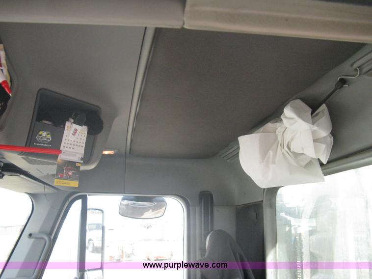 image for item A6121 2007 Freightliner Columbia-TA semi truck