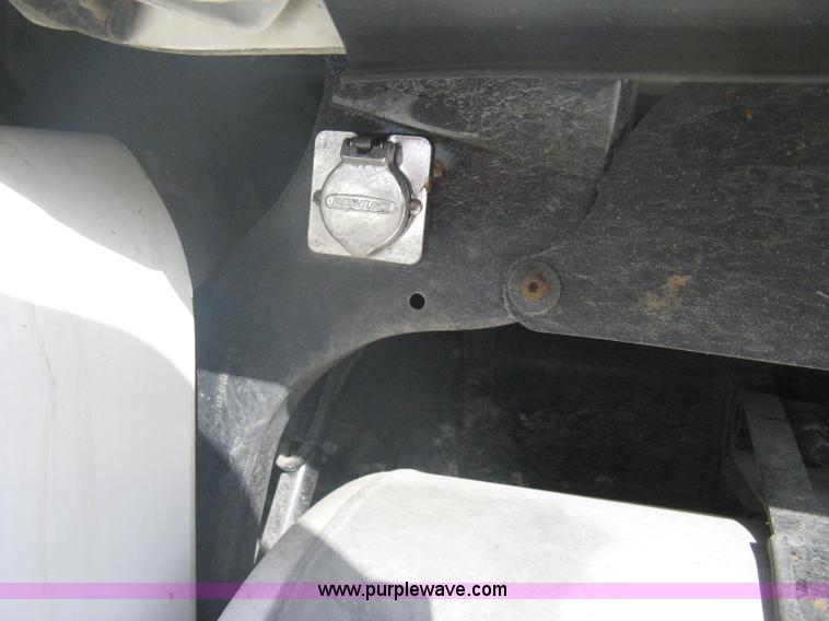 image for item A6121 2007 Freightliner Columbia-TA semi truck