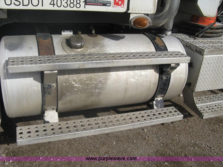 image for item A6121 2007 Freightliner Columbia-TA semi truck