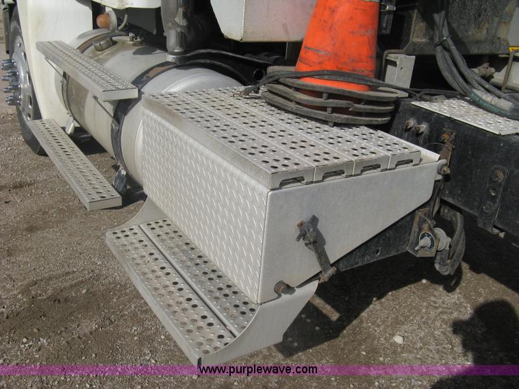 image for item A6121 2007 Freightliner Columbia-TA semi truck