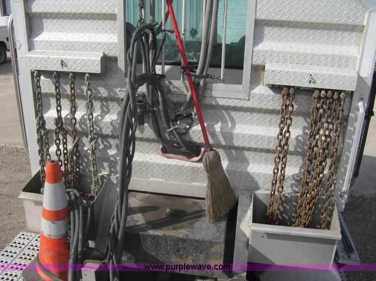 image for item A6121 2007 Freightliner Columbia-TA semi truck