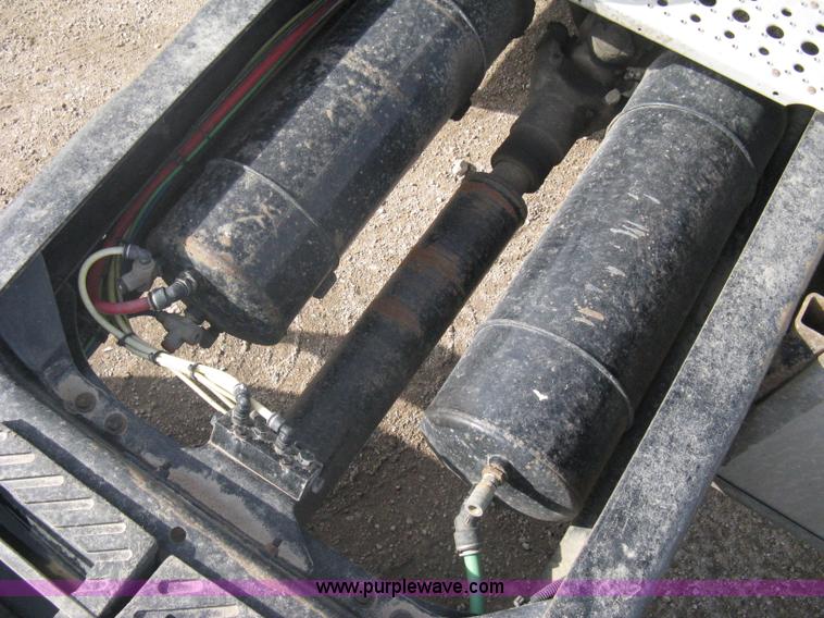 image for item A6121 2007 Freightliner Columbia-TA semi truck