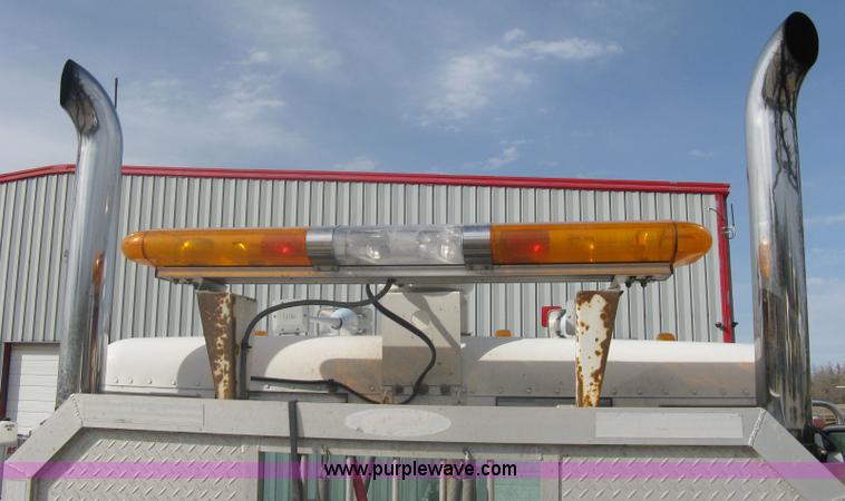 image for item A6121 2007 Freightliner Columbia-TA semi truck