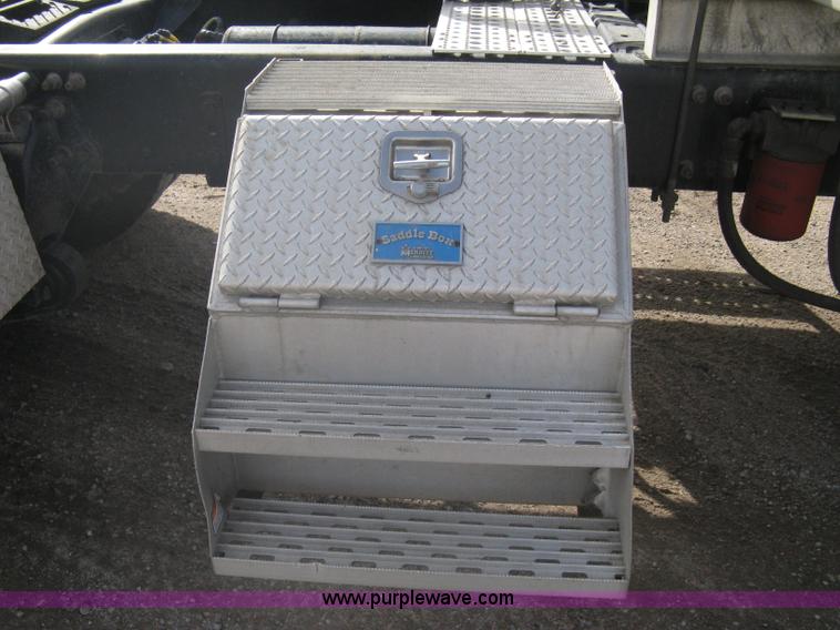 image for item A6121 2007 Freightliner Columbia-TA semi truck