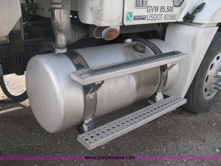 image for item A6121 2007 Freightliner Columbia-TA semi truck