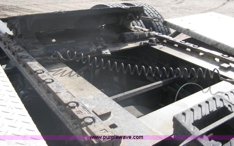 image for item A6121 2007 Freightliner Columbia-TA semi truck