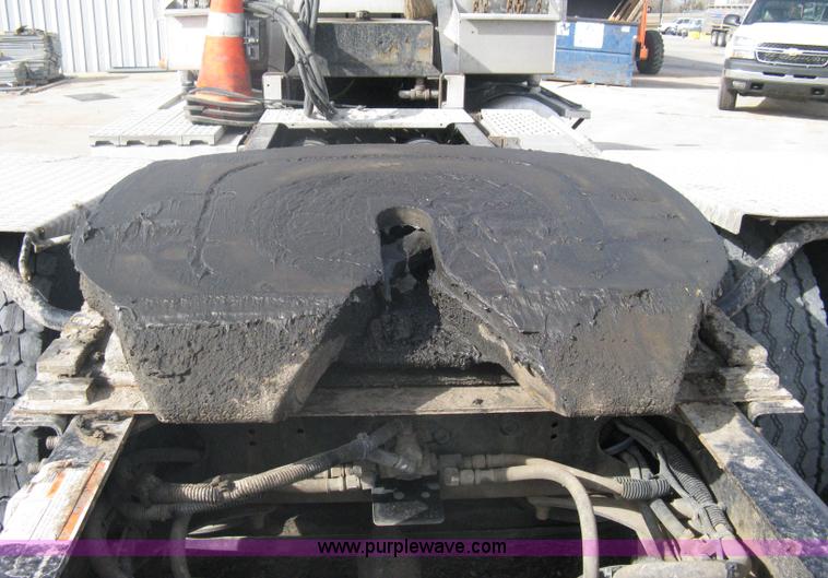 image for item A6121 2007 Freightliner Columbia-TA semi truck