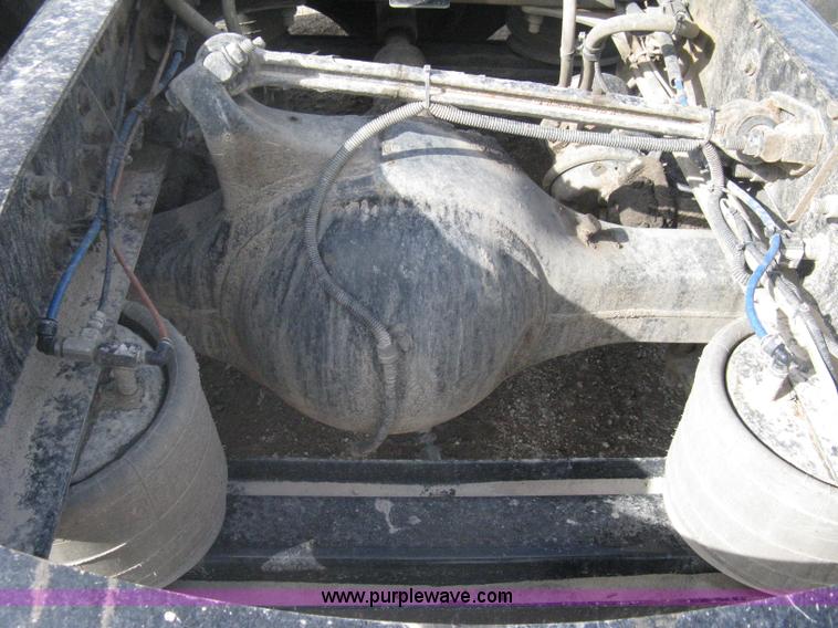 image for item A6121 2007 Freightliner Columbia-TA semi truck