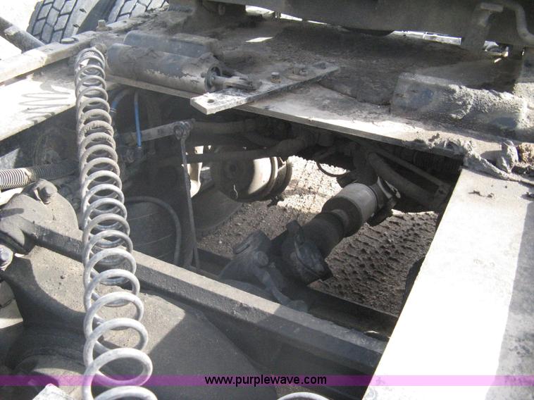 image for item A6121 2007 Freightliner Columbia-TA semi truck