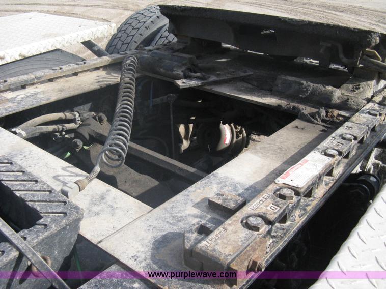 image for item A6121 2007 Freightliner Columbia-TA semi truck