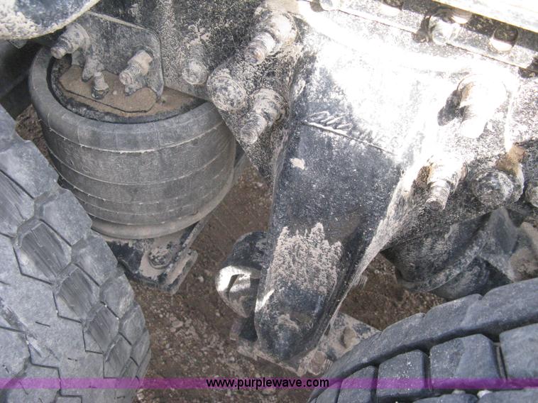 image for item A6121 2007 Freightliner Columbia-TA semi truck