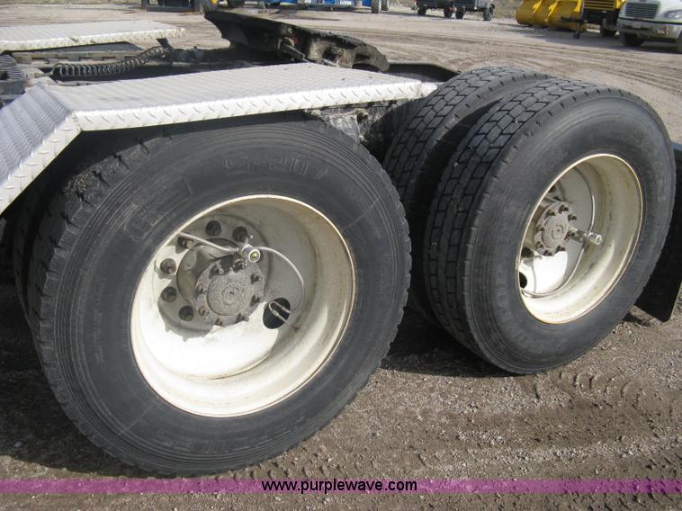 image for item A6121 2007 Freightliner Columbia-TA semi truck