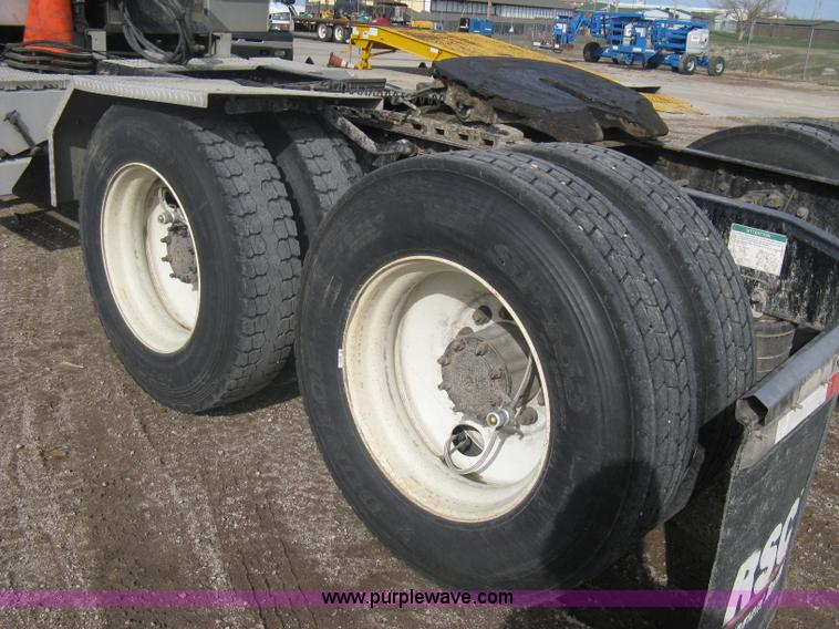 image for item A6121 2007 Freightliner Columbia-TA semi truck