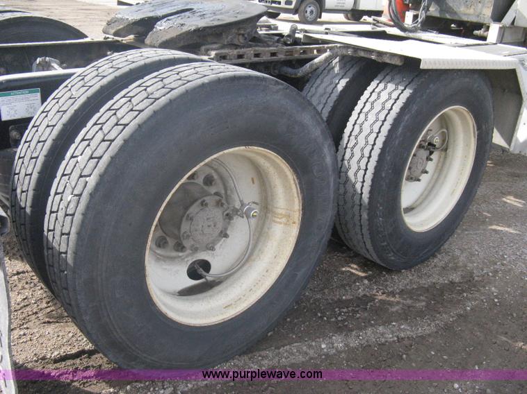 image for item A6121 2007 Freightliner Columbia-TA semi truck