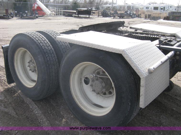 image for item A6121 2007 Freightliner Columbia-TA semi truck