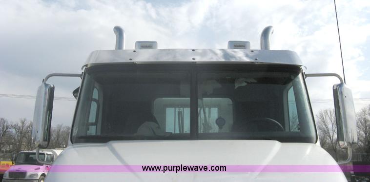 image for item A6121 2007 Freightliner Columbia-TA semi truck