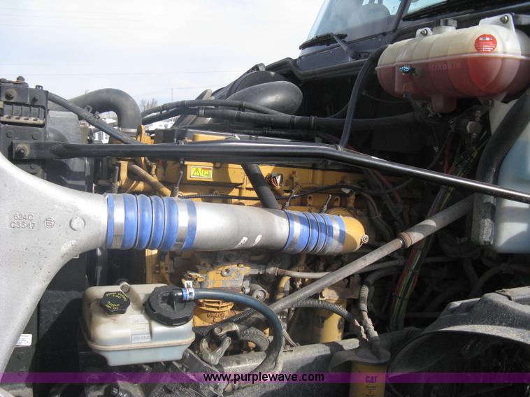 image for item A6121 2007 Freightliner Columbia-TA semi truck