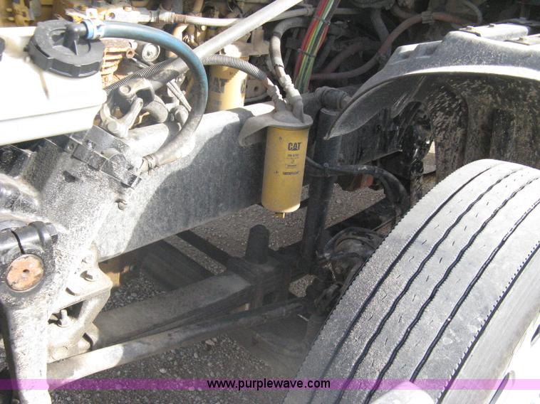 image for item A6121 2007 Freightliner Columbia-TA semi truck