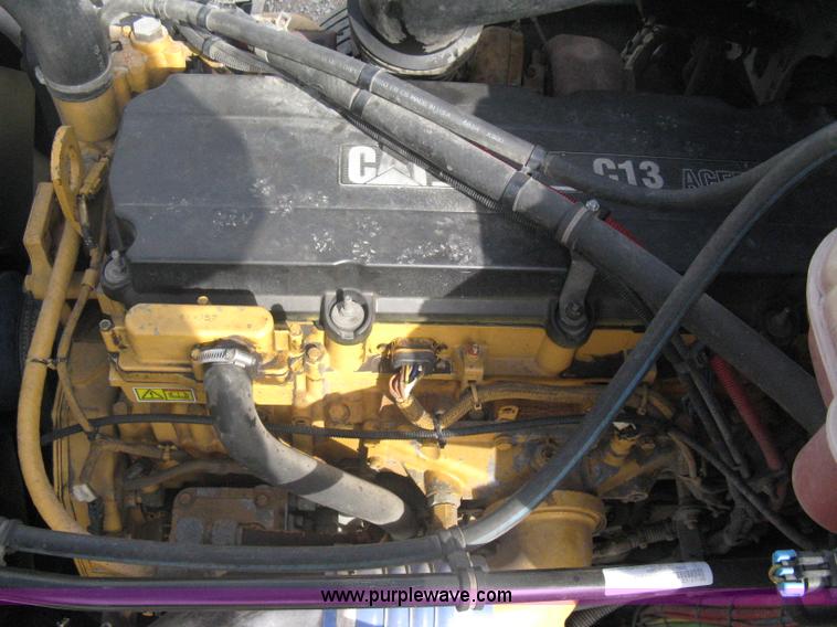 image for item A6121 2007 Freightliner Columbia-TA semi truck